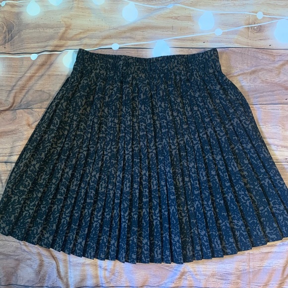 Banana Republic Dresses & Skirts - 4/$25 Banana Republic Micro Floral Pleated Skirt 2